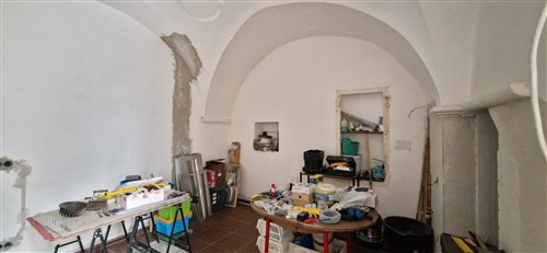 Indipendente, Parzialmente Ristrutturato, con Locale